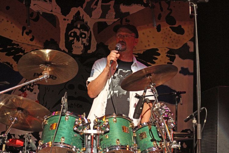 Walter Kaulhausen -  drums