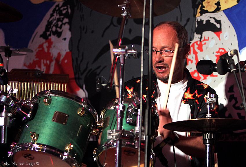 Walter Kaulhausen -  drums